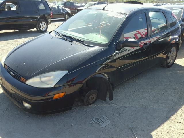 3FAFP373X2R236381 - 2002 FORD FOCUS BLACK photo 2