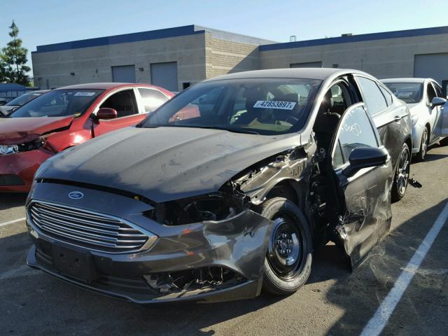 3FA6P0H72HR398868 - 2017 FORD FUSION SE GRAY photo 2