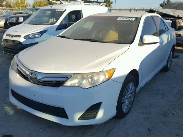 4T1BF1FK4CU547559 - 2012 TOYOTA CAMRY BASE WHITE photo 2