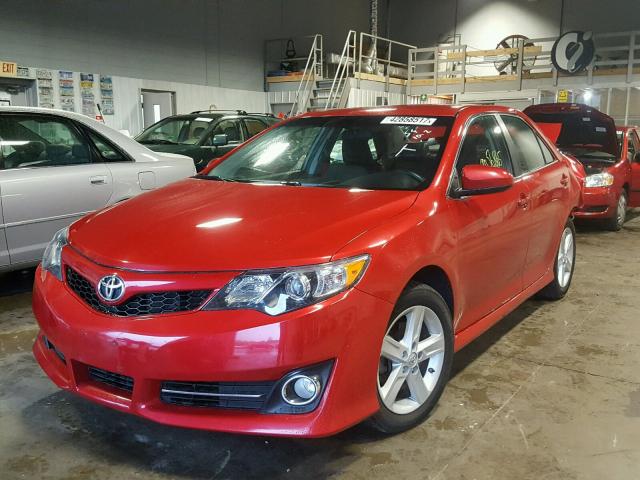 4T1BF1FK5EU790560 - 2014 TOYOTA CAMRY RED photo 2