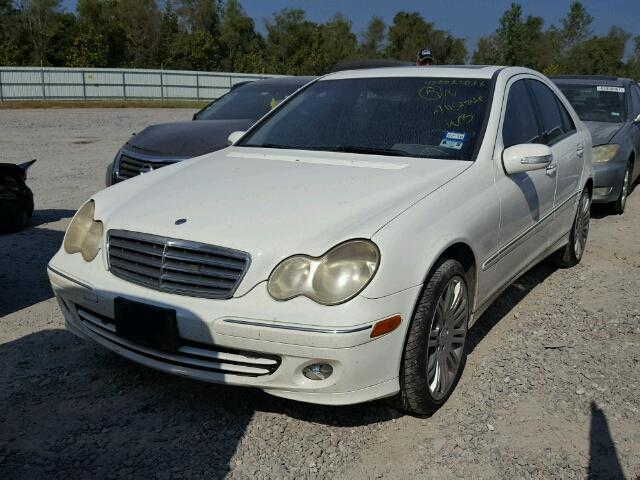 WDBRF61J95A702060 - 2005 MERCEDES-BENZ C 240 WHITE photo 2