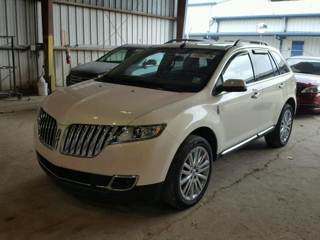 2LMDJ6JK5DBL30612 - 2013 LINCOLN MKX WHITE photo 2