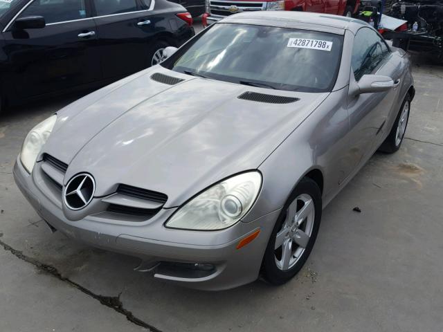 WDBWK54F56F092338 - 2006 MERCEDES-BENZ SLK 280 SILVER photo 2