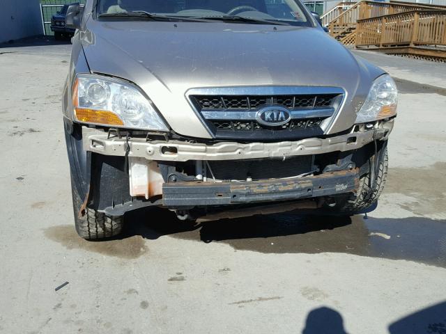 KNDJC735395868067 - 2009 KIA SORENTO LX GOLD photo 9