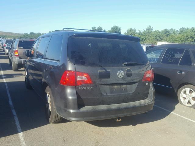 2V4RW3DG5BR669989 - 2011 VOLKSWAGEN ROUTAN SE GRAY photo 3