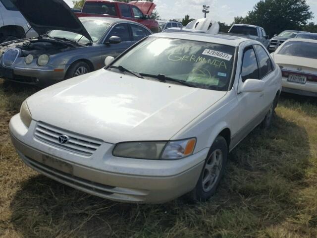 JT2BG22K2X0356869 - 1999 TOYOTA CAMRY LE WHITE photo 2