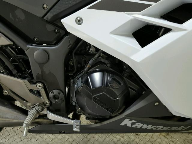 JKAEX8B15HDA39867 - 2017 KAWASAKI EX300 B WHITE photo 12