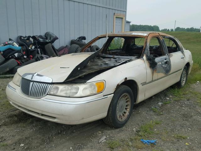 1LNHM83W2XY653927 - 1999 LINCOLN TOWN CAR C BEIGE photo 2