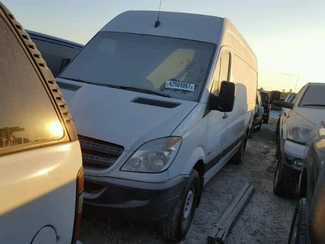 WD3PE8CB4B5588612 - 2011 MERCEDES-BENZ SPRINTER WHITE photo 2