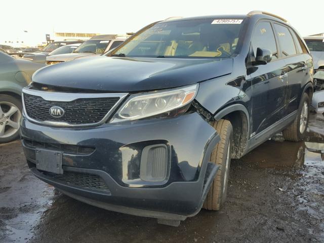 5XYKTDA73FG605507 - 2015 KIA SORENTO LX BLACK photo 2