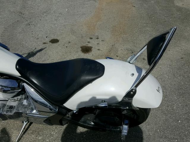 JH2SC6141BK000480 - 2011 HONDA VT1300 CX WHITE photo 6