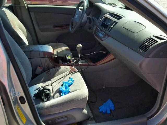 4T1BE30K13U688421 - 2003 TOYOTA CAMRY LE 银色 照片 5