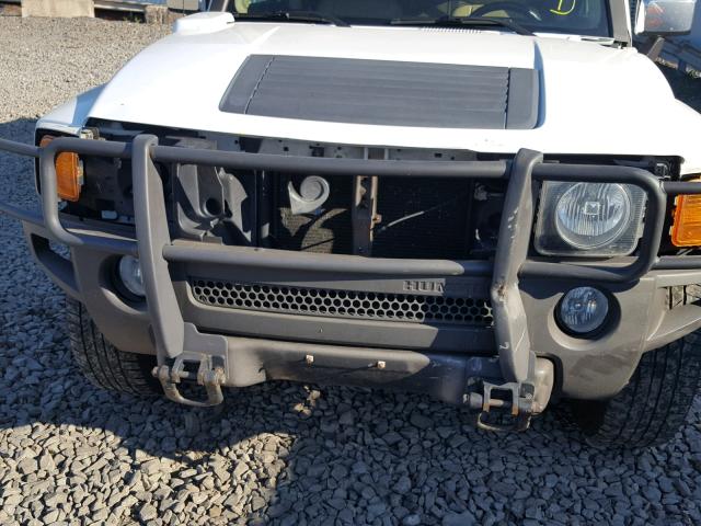 5GTDN136868183384 - 2006 HUMMER H3 WHITE photo 9