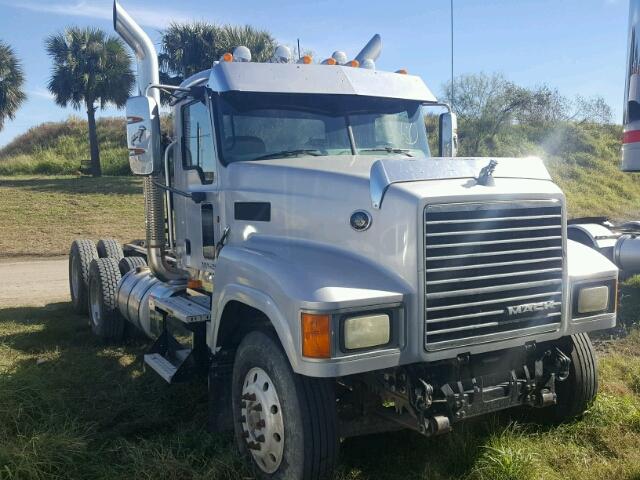 1M1AN09Y4AM006487 - 2010 MACK 600 SILVER photo 1