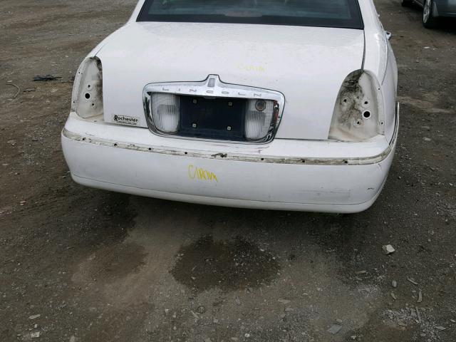 1LNFM82W6WY675839 - 1998 LINCOLN TOWN CAR S WHITE photo 9