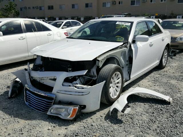 2C3CCAAG2EH127586 - 2014 CHRYSLER 300 WHITE photo 2