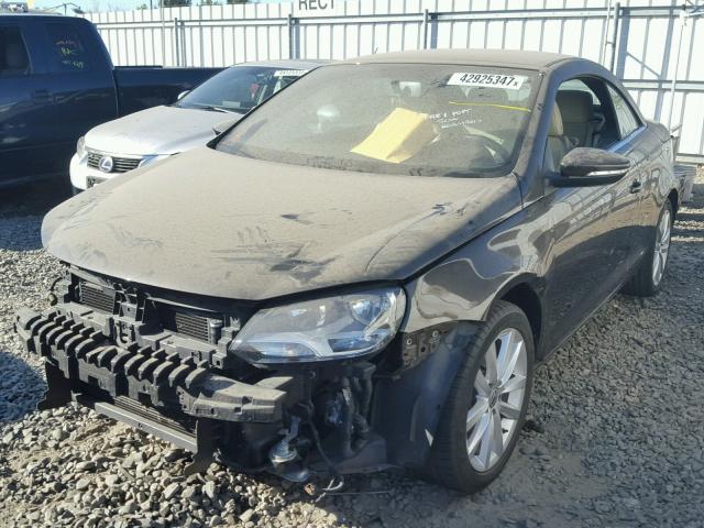 WVWBW8AH0DV000065 - 2013 VOLKSWAGEN EOS KOMFOR 棕色 照片 2