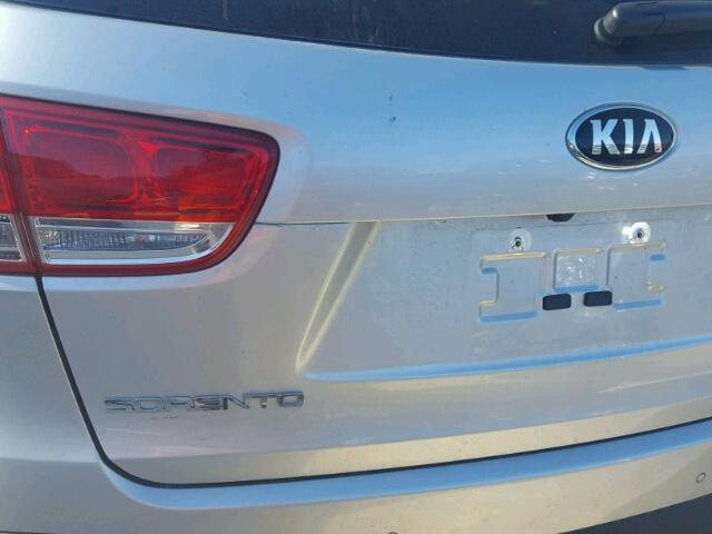 5XYPG4A56HG284381 - 2017 KIA SORENTO SILVER photo 9