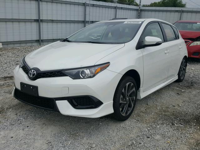 JTNKARJE8JJ564961 - 2018 TOYOTA COROLLA IM WHITE photo 2