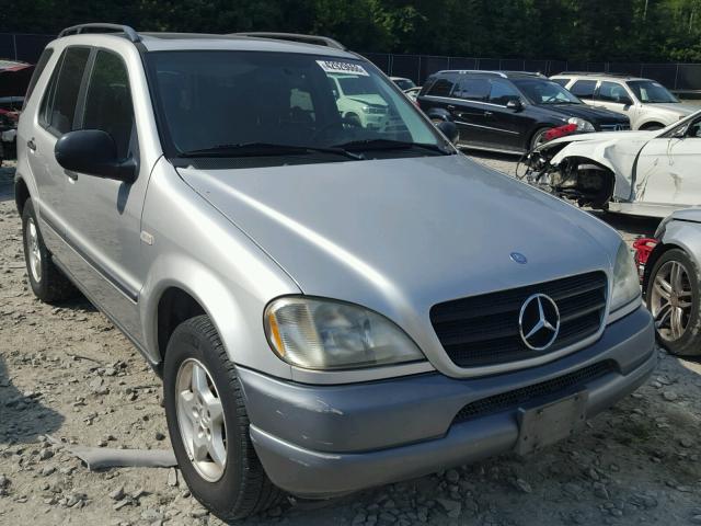 4JGAB54E5XA078968 - 1999 MERCEDES-BENZ ML 320 SILVER photo 1