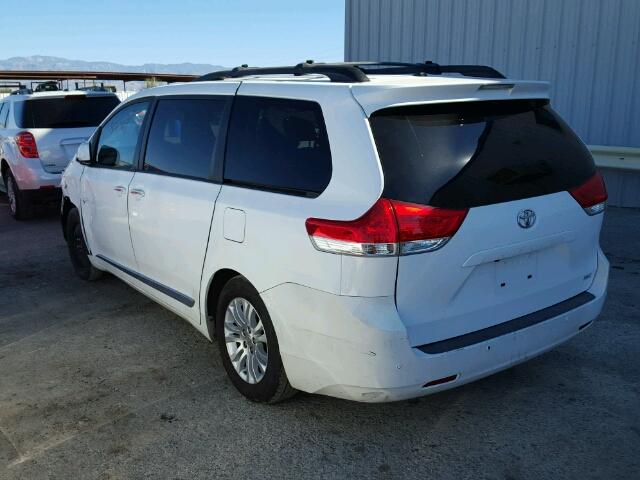 5TDYK3DC3BS107286 - 2011 TOYOTA SIENNA WHITE photo 3