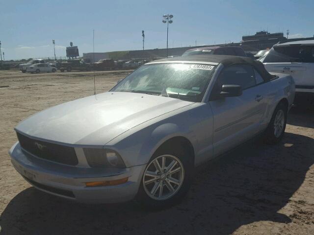 1ZVFT84N975339601 - 2007 FORD MUSTANG SILVER photo 2