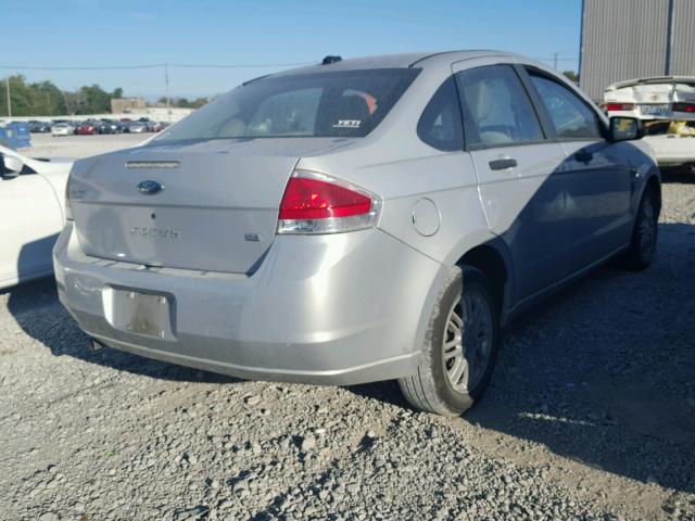 1FAHP35N18W163355 - 2008 FORD FOCUS SILVER photo 4