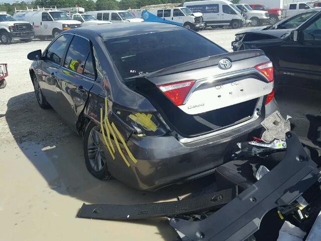 4T1BF1FKXHU405577 - 2017 TOYOTA CAMRY LE 灰色 照片 3