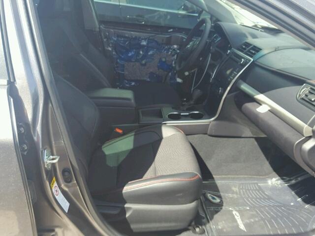 4T1BF1FKXHU405577 - 2017 TOYOTA CAMRY LE 灰色 照片 5