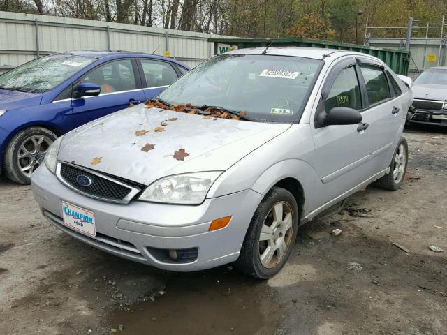 1FAFP34N46W229631 - 2006 FORD FOCUS ZX4 SILVER photo 2