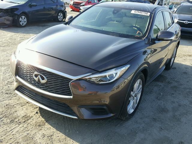 SJKCH5CP7JA043335 - 2018 INFINITI QX30 BASE BROWN photo 2