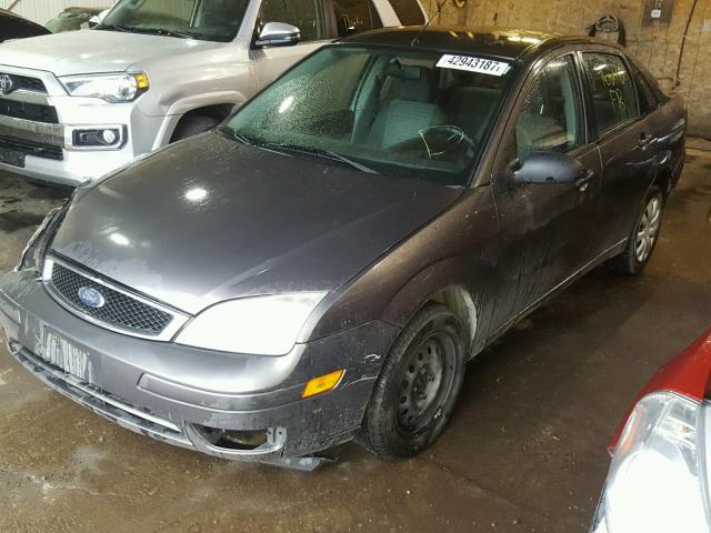 1FAHP34N46W200235 - 2006 FORD FOCUS ZX4 GRAY photo 2