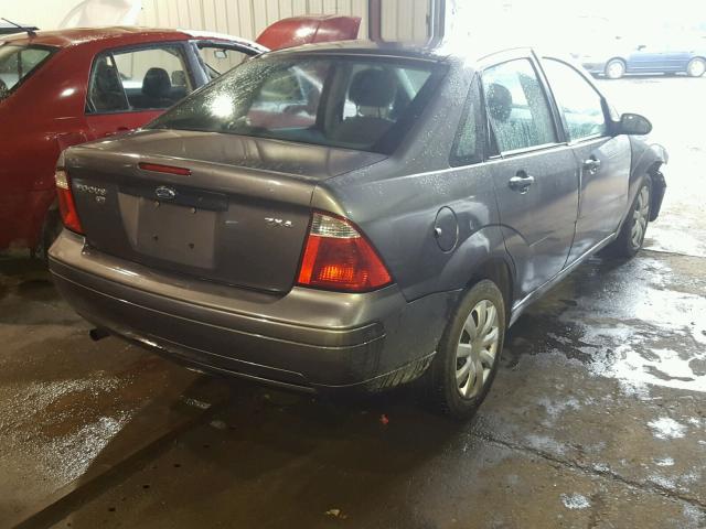 1FAHP34N46W200235 - 2006 FORD FOCUS ZX4 GRAY photo 4