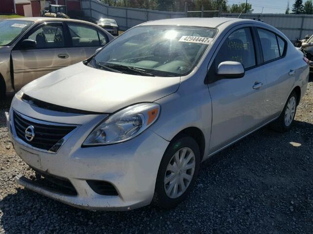 3N1CN7AP9DL893445 - 2013 NISSAN VERSA S 银色 照片 2