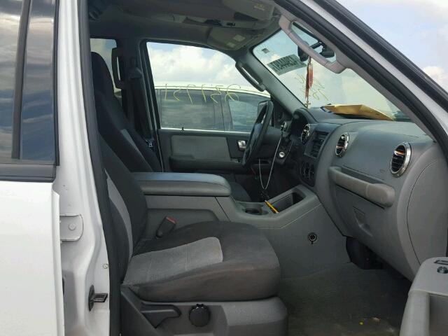 1FMRU15W24LB16783 - 2004 FORD EXPEDITION WHITE photo 5
