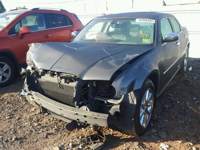 2C3LA33V39H544072 - 2009 CHRYSLER 300 LIMITE GRAY photo 2