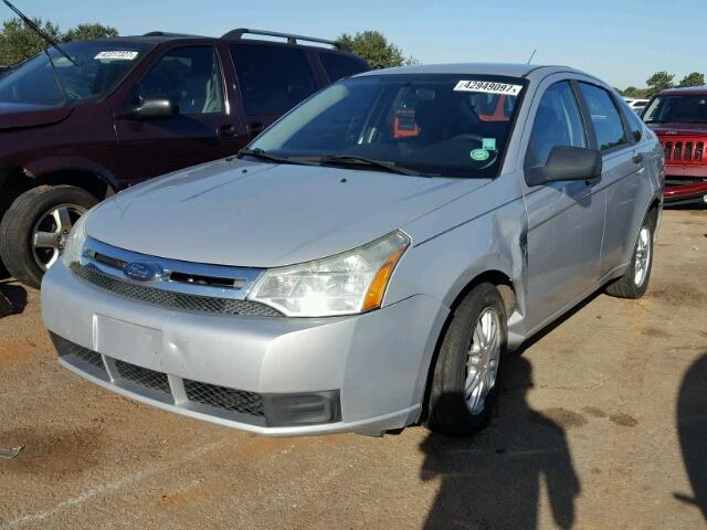 1FAHP35N18W161606 - 2008 FORD FOCUS SILVER photo 2