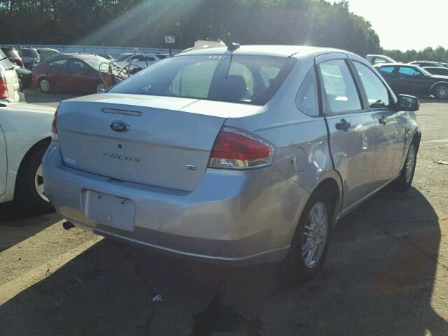 1FAHP35N18W161606 - 2008 FORD FOCUS SILVER photo 4