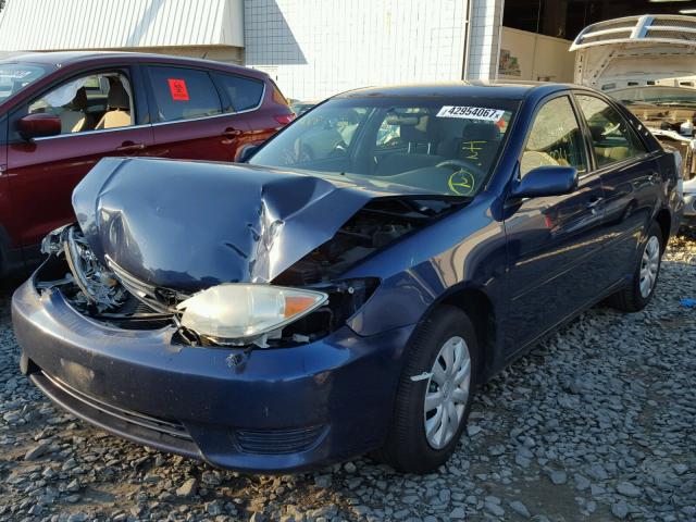 4T1BE32K15U391441 - 2005 TOYOTA CAMRY BLUE photo 2