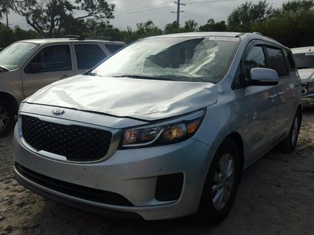 KNDMB5C11H6294014 - 2017 KIA SEDONA SILVER photo 2