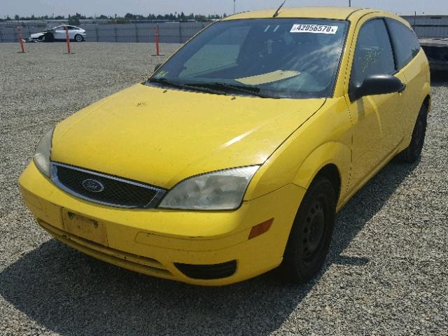 3FAFP31N95R110950 - 2005 FORD FOCUS ZX3 YELLOW photo 2