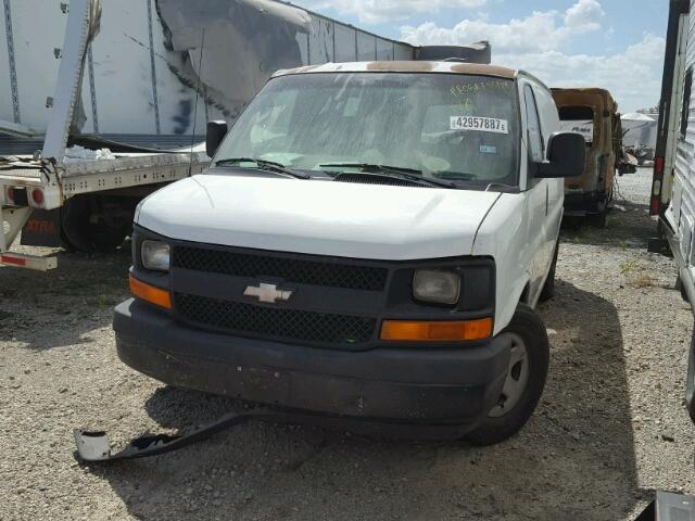 1GCFG15X541121060 - 2004 CHEVROLET EXPRESS G1 WHITE photo 2