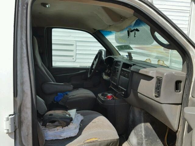 1GCFG15X541121060 - 2004 CHEVROLET EXPRESS G1 WHITE photo 5