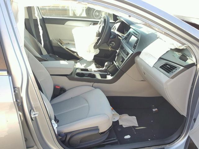 5NPE24AF4HH472503 - 2017 HYUNDAI SONATA SE SILVER photo 5