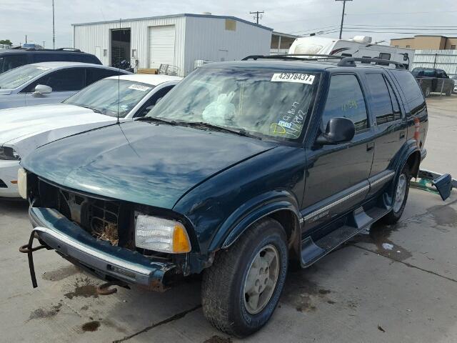 1GNDT13W3V2252147 - 1997 CHEVROLET BLAZER GREEN photo 2