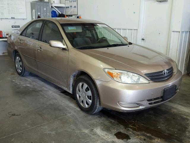 JTDBE32K520078013 - 2002 TOYOTA CAMRY LE GOLD photo 1