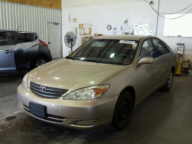 JTDBE32K520078013 - 2002 TOYOTA CAMRY LE GOLD photo 2