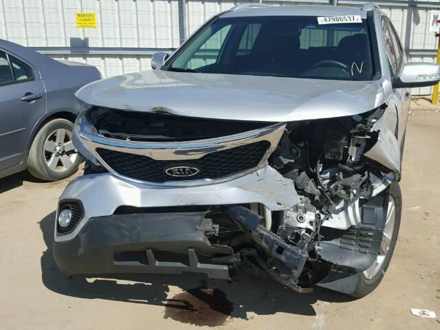 5XYKU4A60DG321981 - 2013 KIA SORENTO EX SILVER photo 9