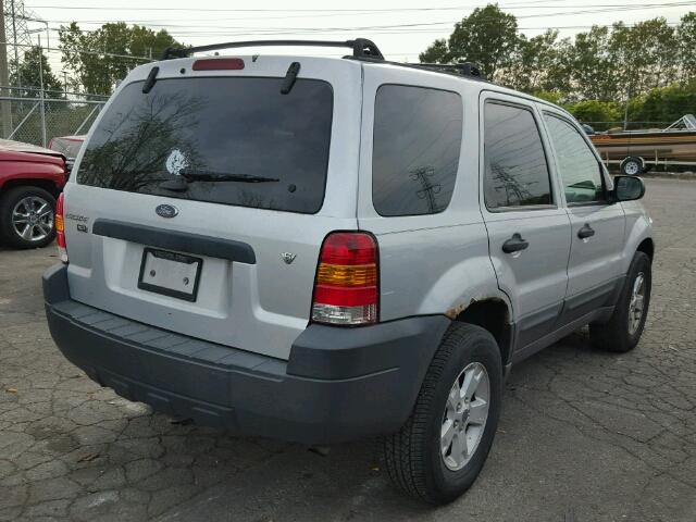 1FMYU03165KC93874 - 2005 FORD ESCAPE GRAY photo 4
