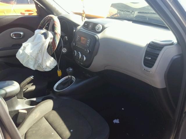 KNDJN2A20F7222832 - 2015 KIA SOUL GRAY photo 5